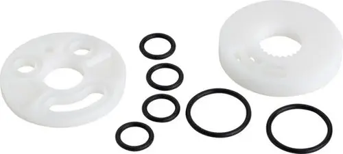 Dicht- und Steuerset bestehend aus zwei weißen Kunststoffteilen und mehreren schwarzen O-Ringen, geeignet für Anwendung bei Ideal Standard Produkten.